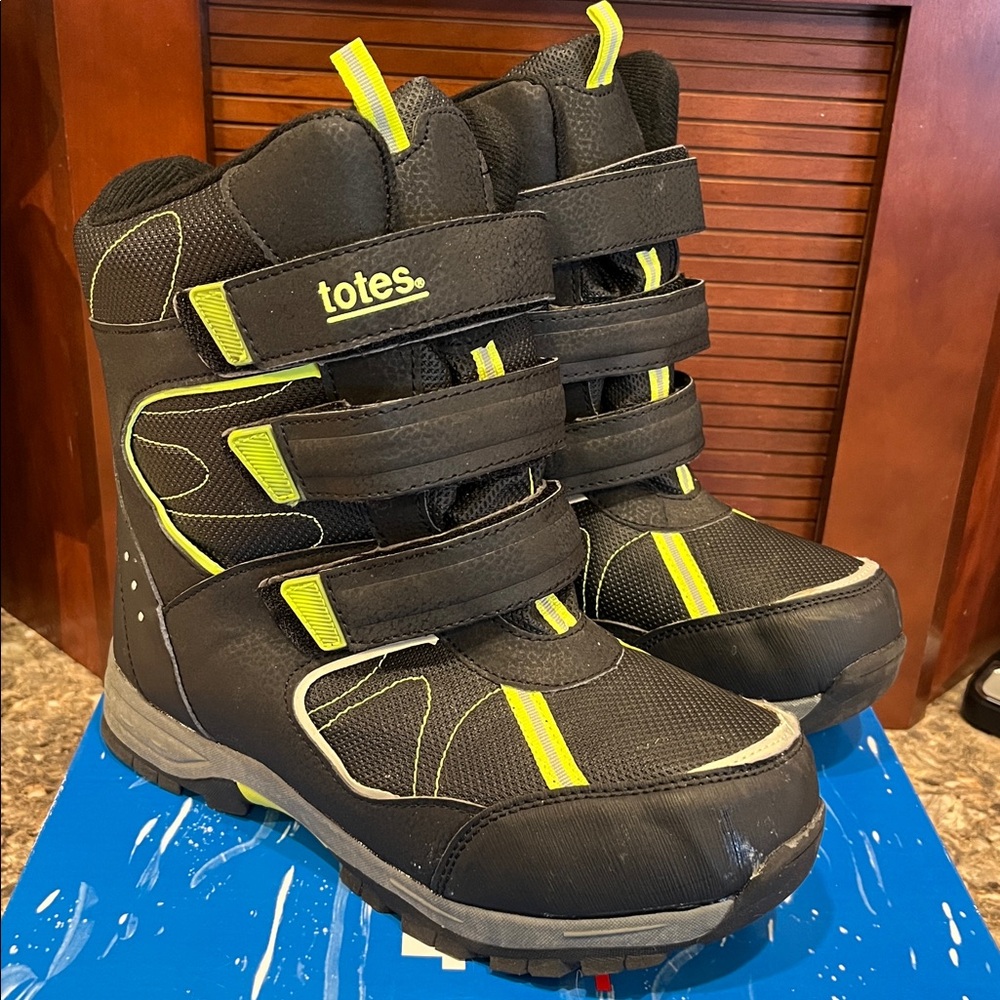Totes Kids Black and Neon Green Snow Boots